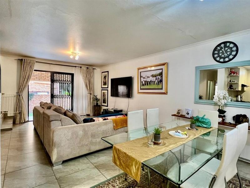 Secure, Energy-Efficient 3-Bedroom Duplex - Ideal for Long-Term Living | Available 1May - Photo 3