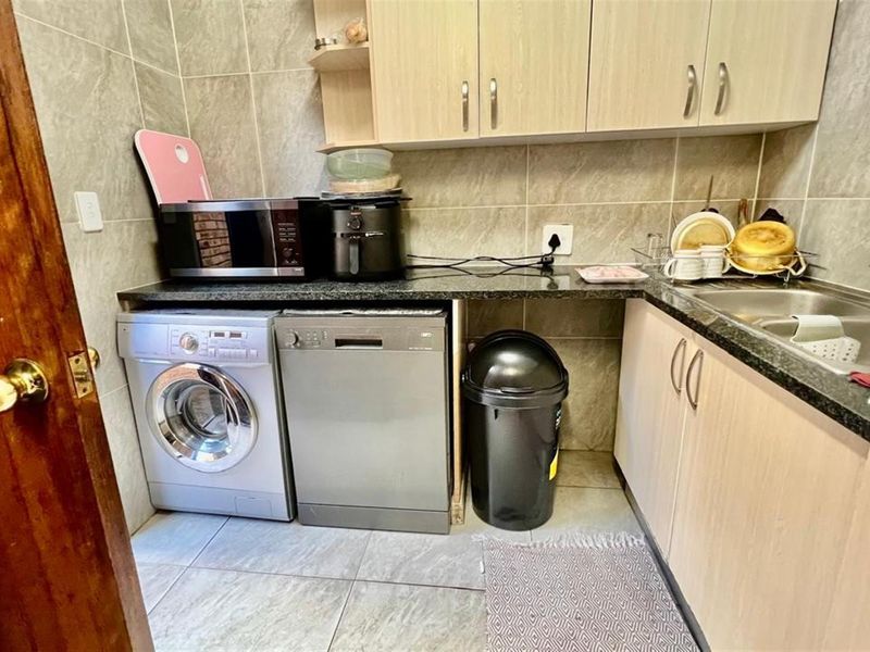 Secure, Energy-Efficient 3-Bedroom Duplex - Ideal for Long-Term Living | Available 1May - Photo 9