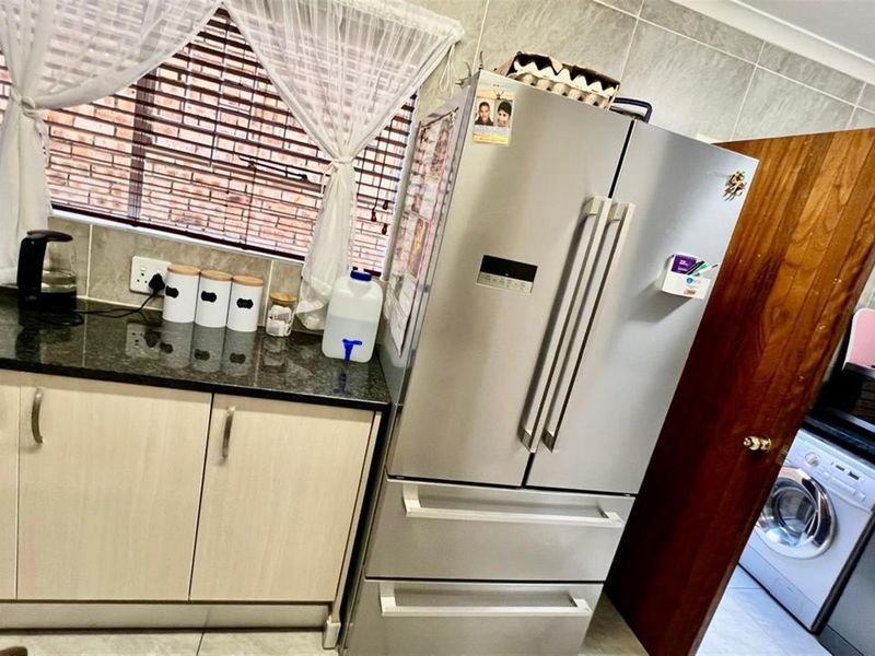 Secure, Energy-Efficient 3-Bedroom Duplex - Ideal for Long-Term Living | Available 1May - Photo 7