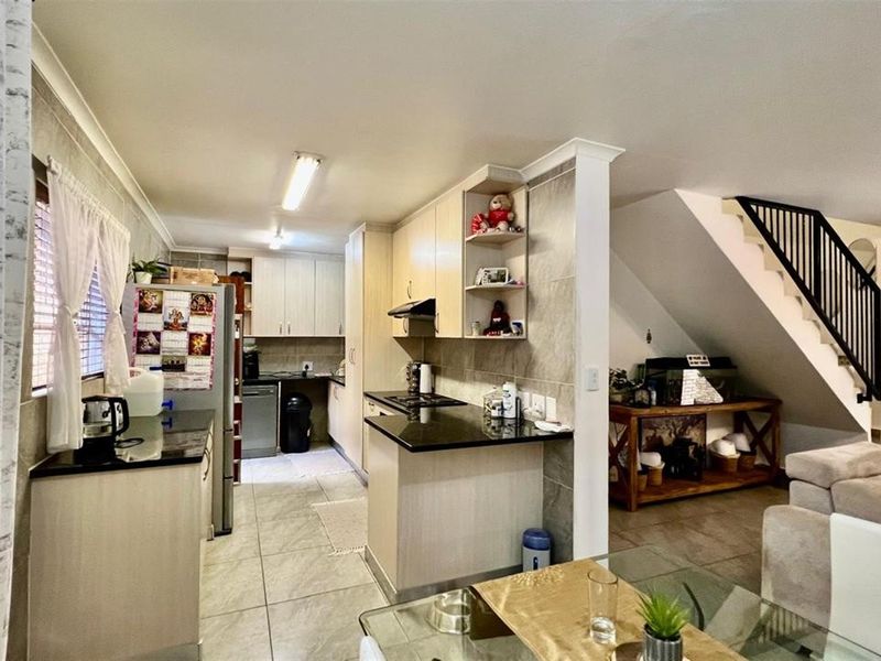 Secure, Energy-Efficient 3-Bedroom Duplex - Ideal for Long-Term Living | Available 1May - Photo 5