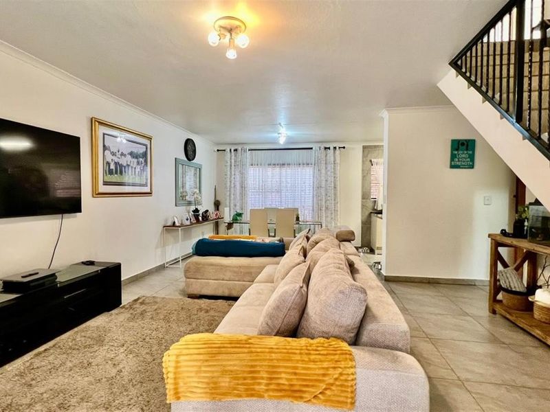 Secure, Energy-Efficient 3-Bedroom Duplex - Ideal for Long-Term Living | Available 1May - Photo 4