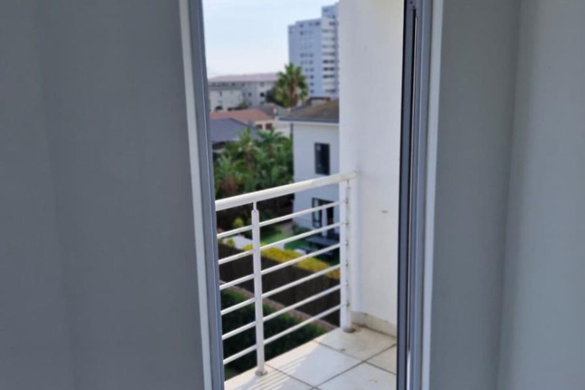 64 sqm upmarket Apartment near beach front in Strand - Photo 4