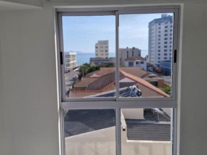 64 sqm upmarket Apartment near beach front in Strand - Photo 8