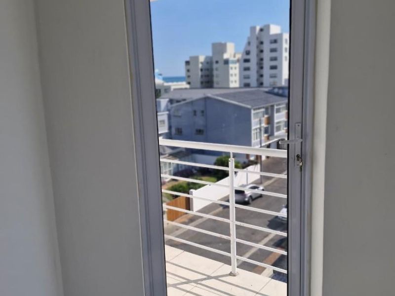 64 sqm upmarket Apartment near beach front in Strand - Photo 6