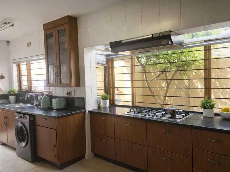 Elegant Four-Bedroom Family Townhouse in Secure Bedford Park - Photo 10