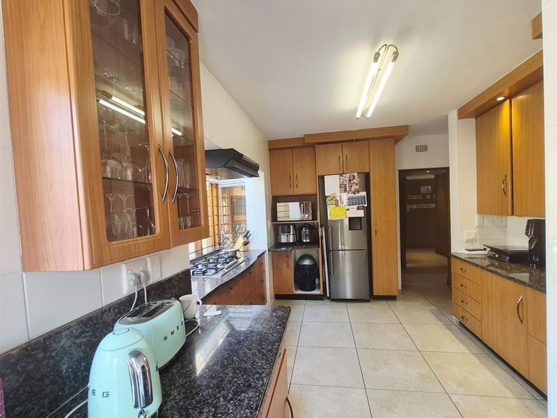 Elegant Four-Bedroom Family Townhouse in Secure Bedford Park - Photo 9