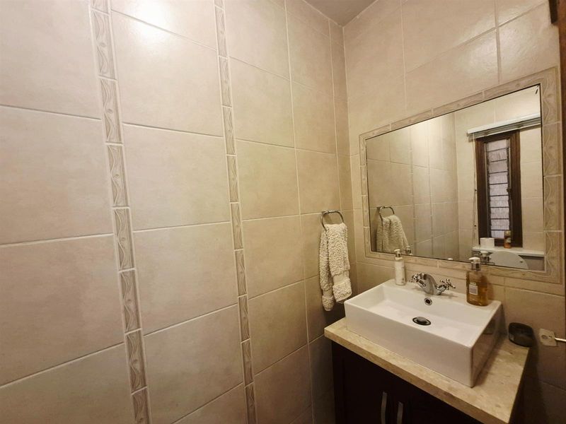 Elegant Four-Bedroom Family Townhouse in Secure Bedford Park - Photo 8