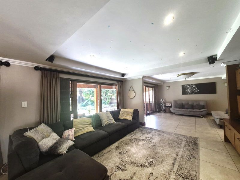 Elegant Four-Bedroom Family Townhouse in Secure Bedford Park - Photo 5