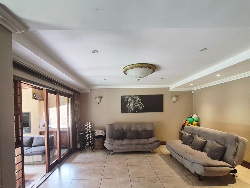 Elegant Four-Bedroom Family Townhouse in Secure Bedford Park - Photo 4