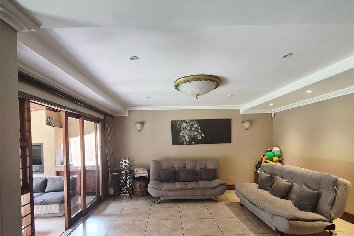 Elegant Four-Bedroom Family Townhouse in Secure Bedford Park - Photo 4