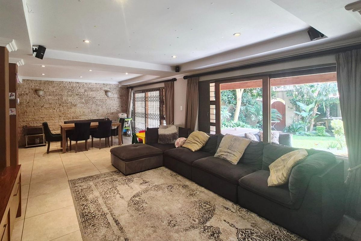 Elegant Four-Bedroom Family Townhouse in Secure Bedford Park - Photo 3