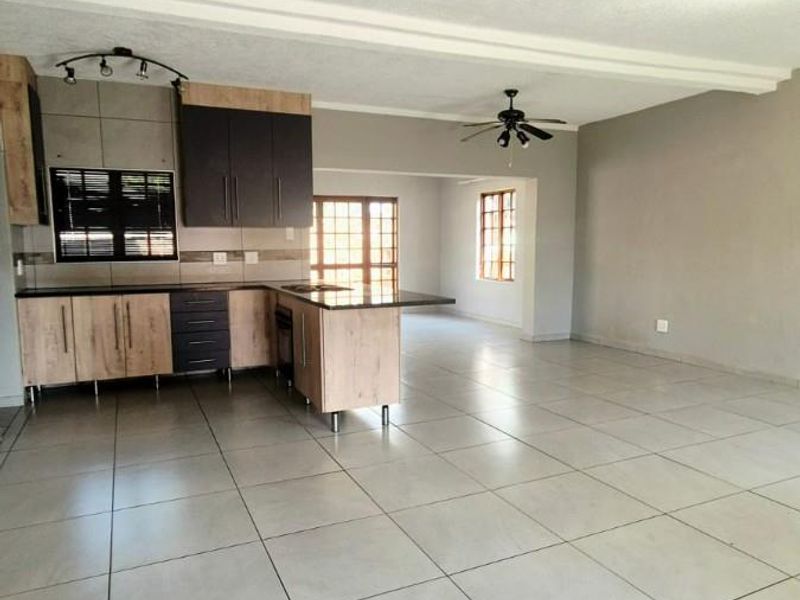 House To Rent in Cashan Komatie rivier, Rustenburg, North West - Photo 2
