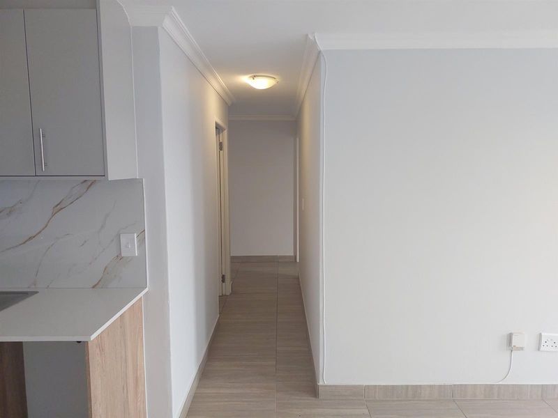 Renovated, new stove and oven fitted. Ultra-Modern Living Meets Convenience - Photo 8