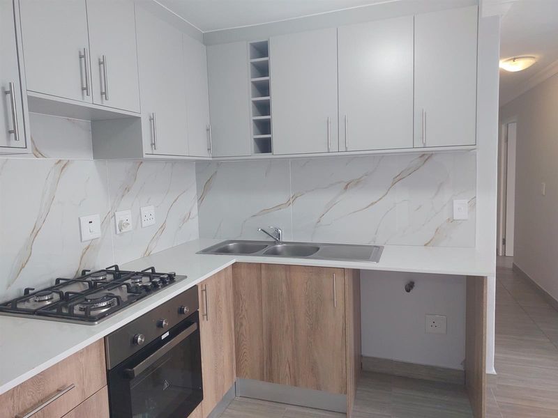 Renovated, new stove and oven fitted. Ultra-Modern Living Meets Convenience - Photo 7