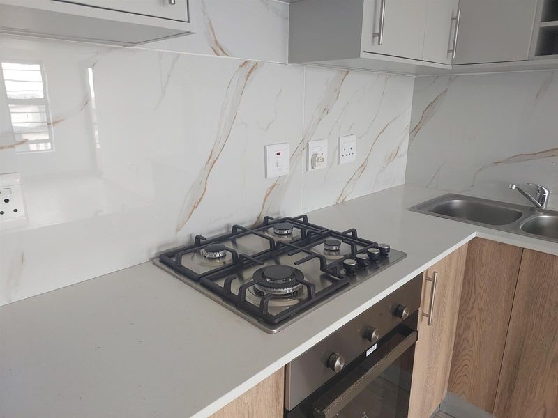 Renovated, new stove and oven fitted. Ultra-Modern Living Meets Convenience - Photo 6