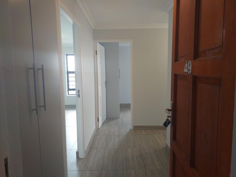 Renovated, new stove and oven fitted. Ultra-Modern Living Meets Convenience - Photo 3