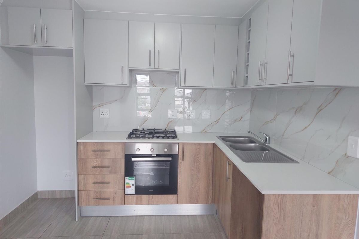 Renovated, new stove and oven fitted. Ultra-Modern Living Meets Convenience - Photo 4