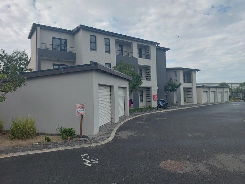 Renovated, new stove and oven fitted. Ultra-Modern Living Meets Convenience - Photo 2