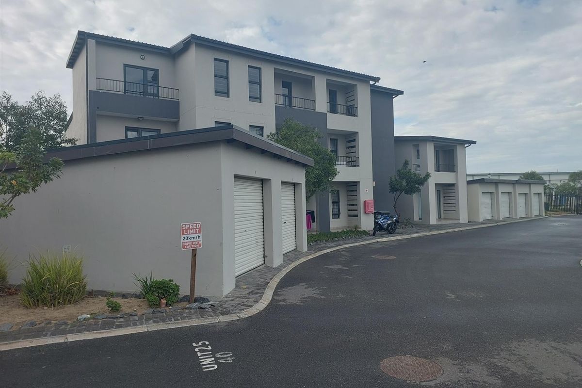 Renovated, new stove and oven fitted. Ultra-Modern Living Meets Convenience - Photo 2