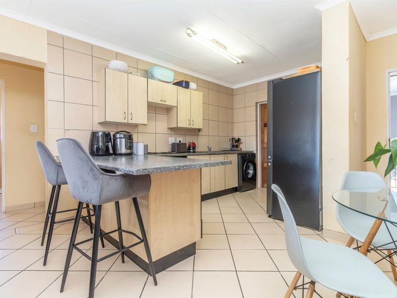 Top floor 2 Bedroom Apartment with lock up garage. - Photo 6