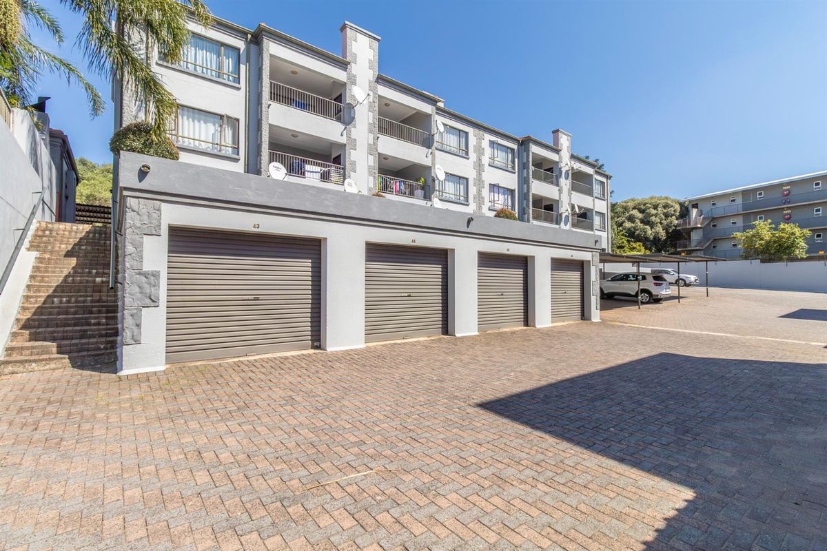 Top floor 2 Bedroom Apartment with lock up garage. - Photo 2