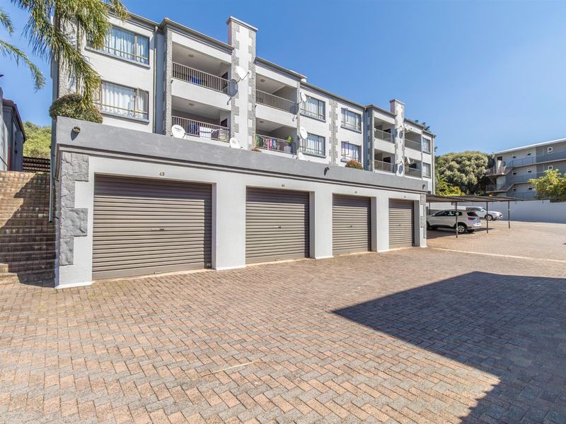 Top floor 2 Bedroom Apartment with lock up garage. - Photo 2