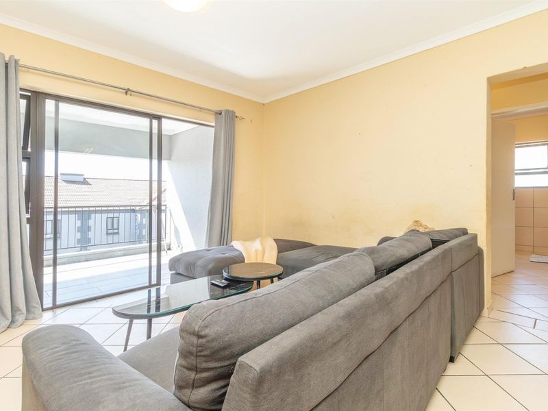 Top floor 2 Bedroom Apartment with lock up garage. - Photo 10
