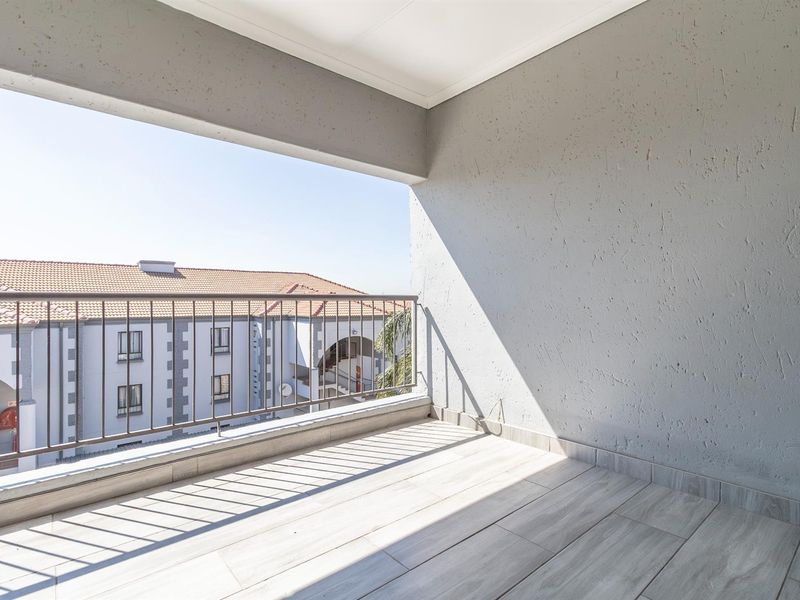 Top floor 2 Bedroom Apartment with lock up garage. - Photo 9