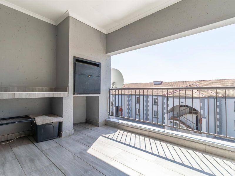 Top floor 2 Bedroom Apartment with lock up garage. - Photo 8