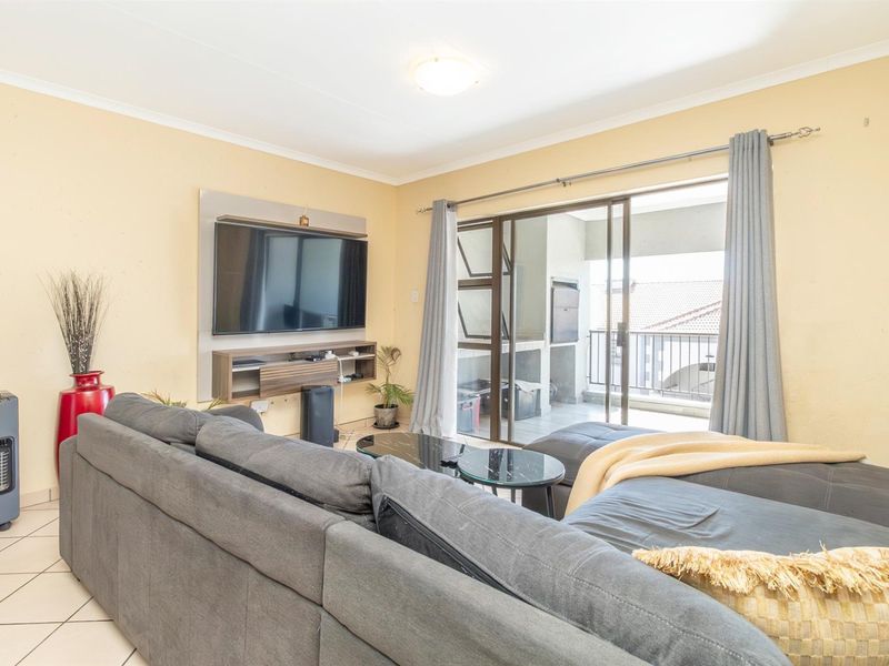 Top floor 2 Bedroom Apartment with lock up garage. - Photo 7