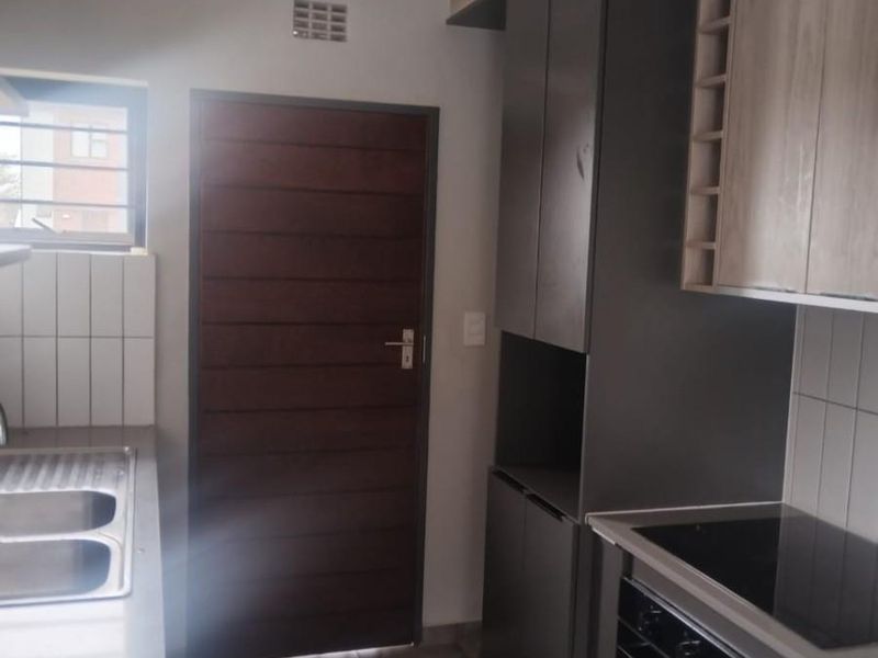 3 bedroom ans 2 baths in Pretoria - Photo 4