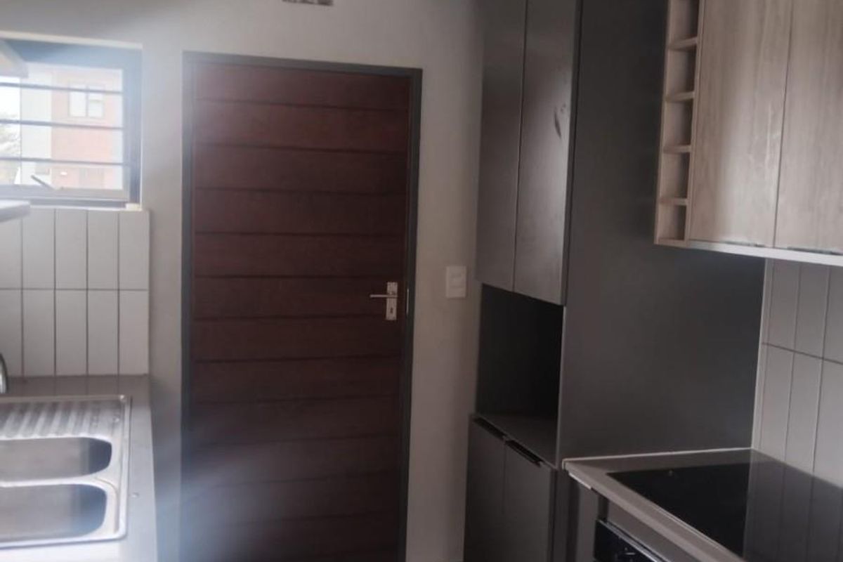 3 bedroom ans 2 baths in Pretoria - Photo 4