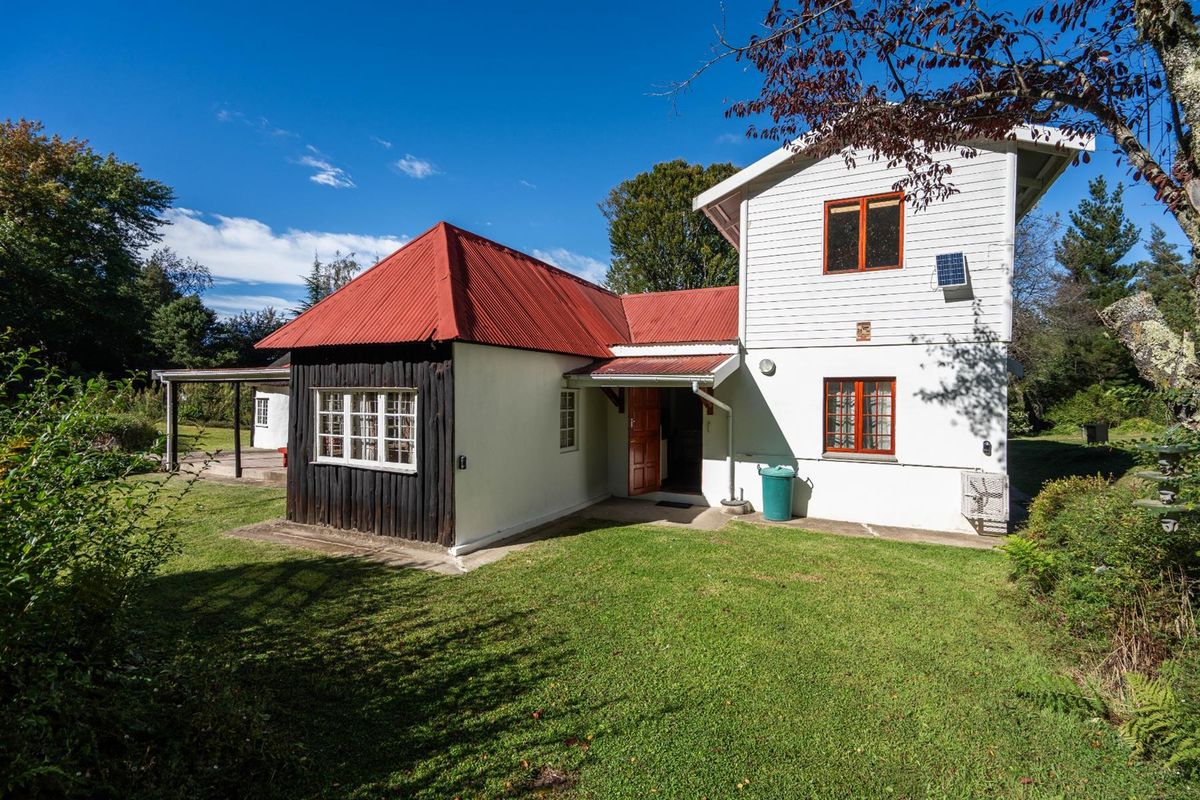 Peaceful dual living home with private waterfalls (furnished) - Photo 3