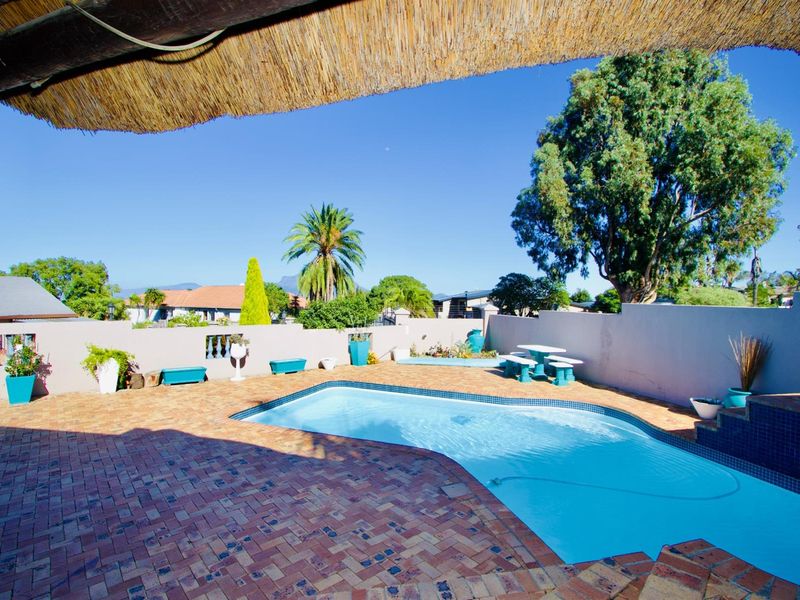 Multi-generational Home with seperate Flatlet in established suburb - Photo 3