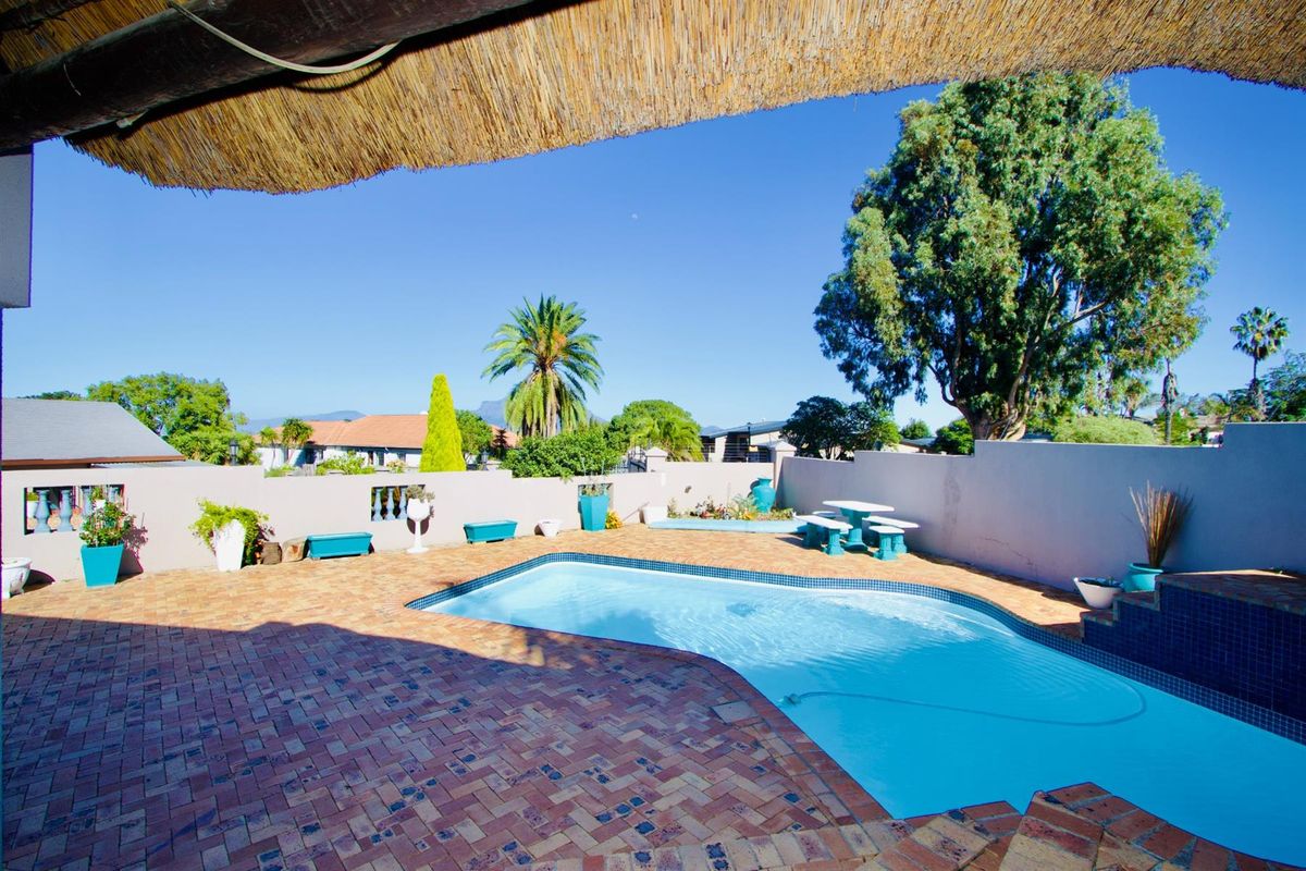 Multi-generational Home with seperate Flatlet in established suburb - Photo 3