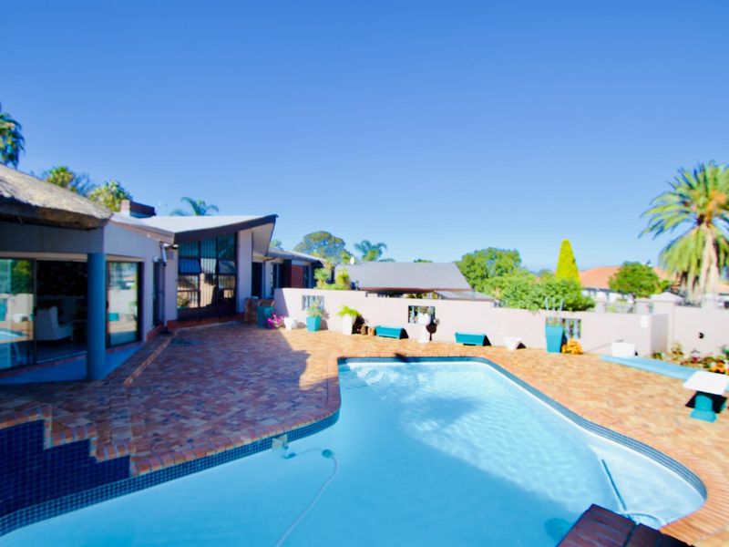 Multi-generational Home with seperate Flatlet in established suburb - Photo 2