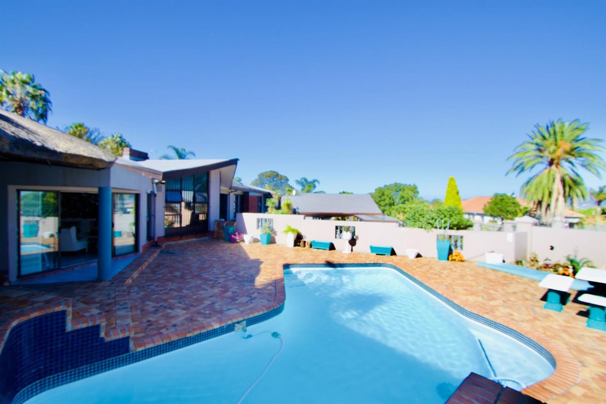 Multi-generational Home with seperate Flatlet in established suburb - Photo 2