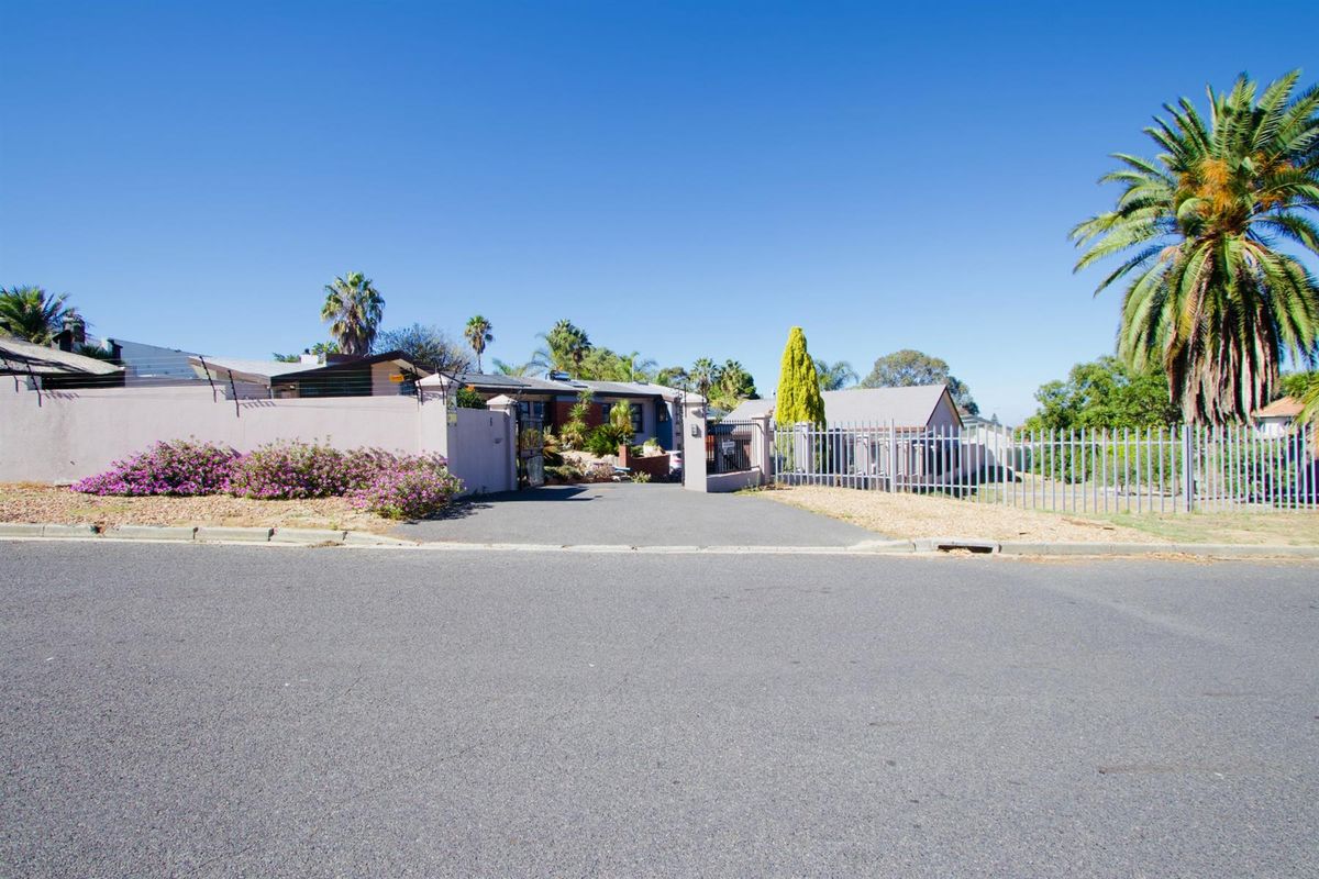 Multi-generational Home with seperate Flatlet in established suburb - Photo 4