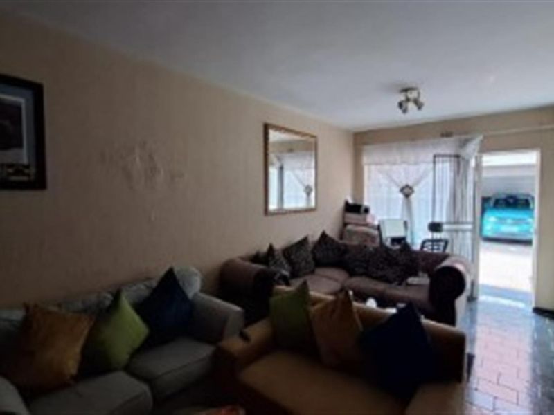 Charming 2-Bedroom Apartment in Secure Complex - Florida - Photo 3