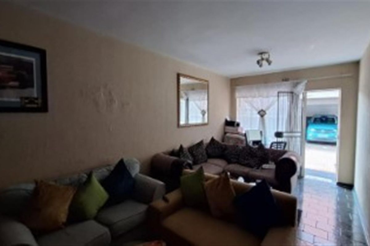 Charming 2-Bedroom Apartment in Secure Complex - Florida - Photo 3