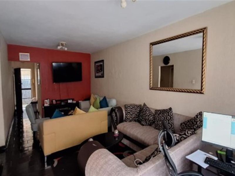 Charming 2-Bedroom Apartment in Secure Complex - Florida - Photo 2