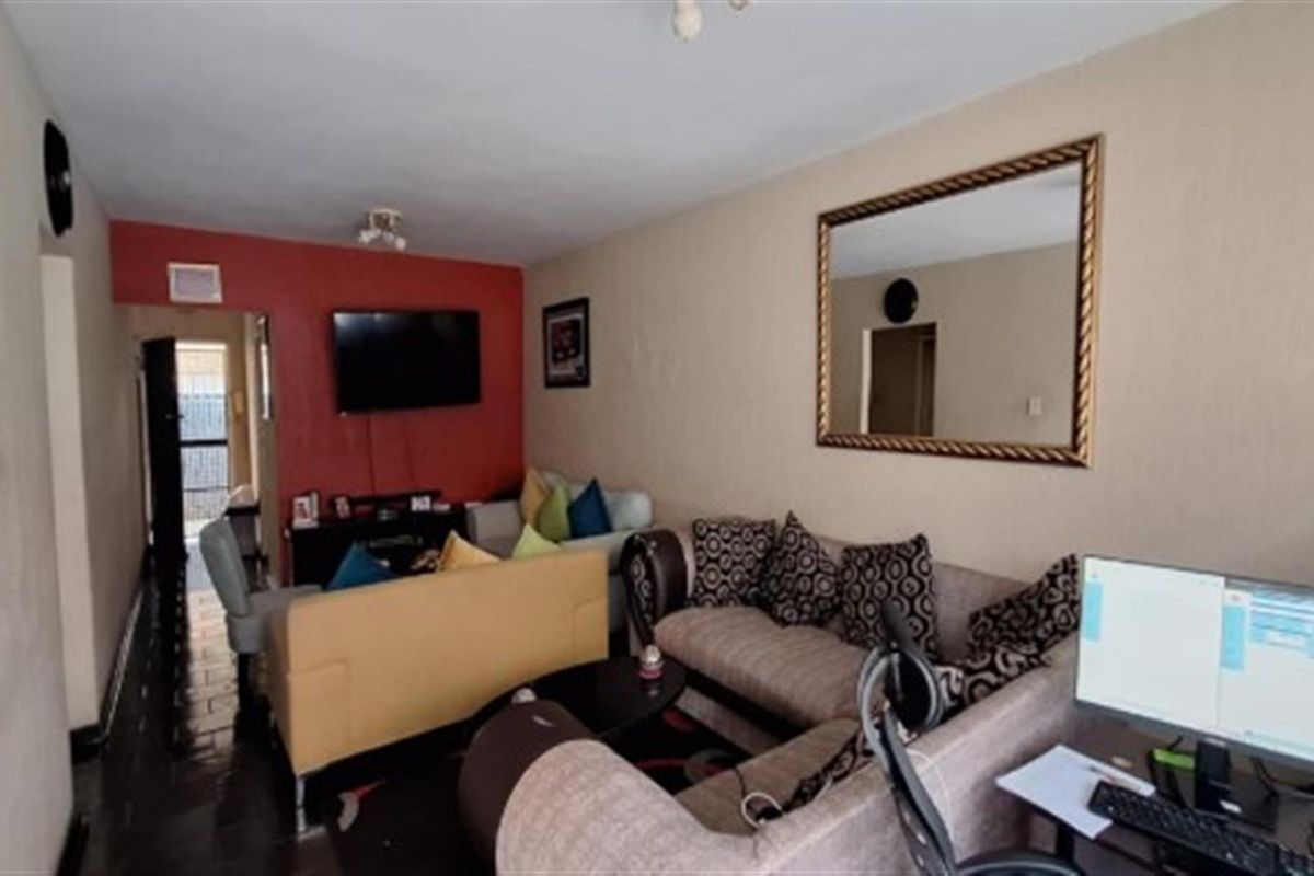 Charming 2-Bedroom Apartment in Secure Complex - Florida - Photo 2