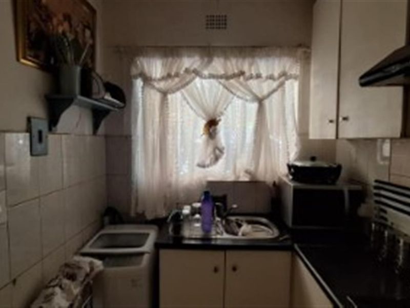 Charming 2-Bedroom Apartment in Secure Complex - Florida - Photo 4