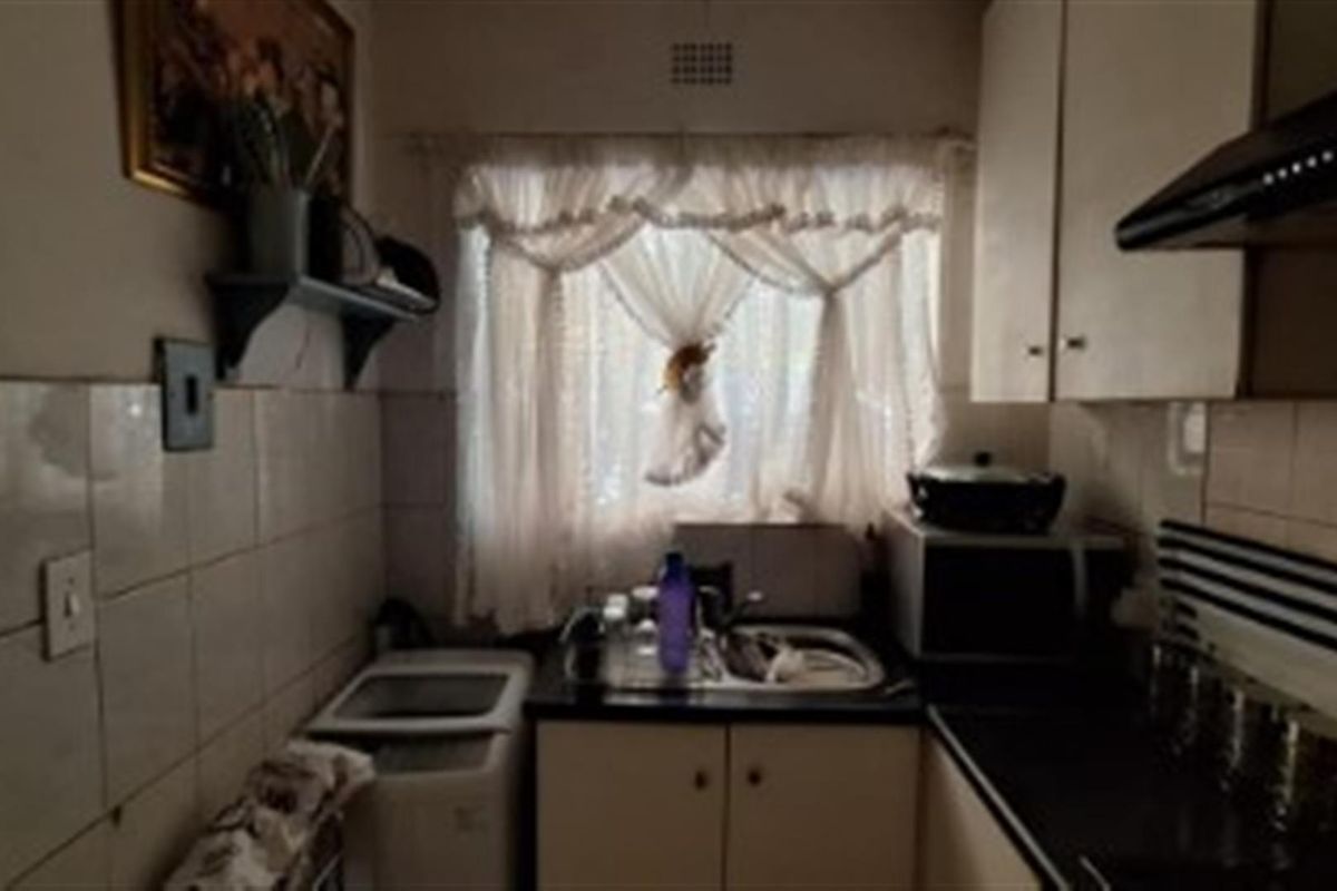 Charming 2-Bedroom Apartment in Secure Complex - Florida - Photo 4