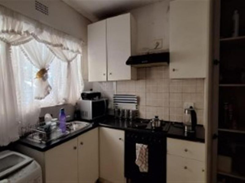 Charming 2-Bedroom Apartment in Secure Complex - Florida - Photo 5