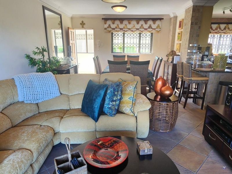 Lovely Apartment For Sale in Umhlanga Central, Umhlanga, KwaZulu Natal - Photo 2