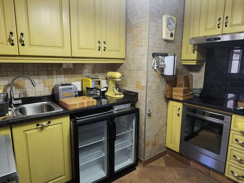 Charming Bachelor Apartment For Sale in Umhlanga Central, Umhlanga, KwaZulu Natal - Photo 3