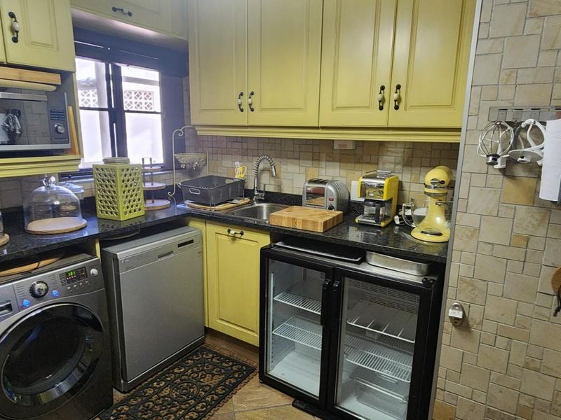 Charming Bachelor Apartment For Sale in Umhlanga Central, Umhlanga, KwaZulu Natal - Photo 4