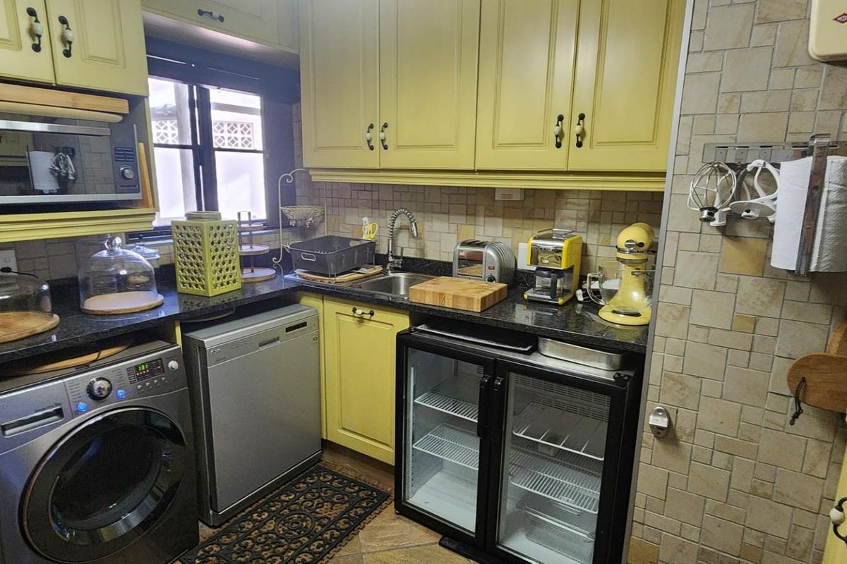 Charming Bachelor Apartment For Sale in Umhlanga Central, Umhlanga, KwaZulu Natal - Photo 4