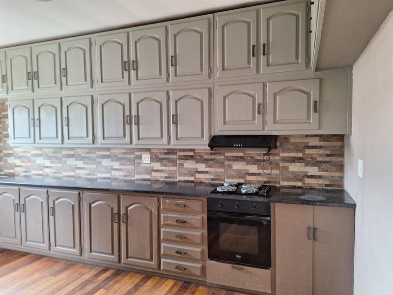 3 Bedroom House with Flat for sale - Photo 8